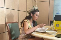 Thùy Tiên chân đi dép tổ ong đầu đội vương miện Miss Grand 12 tỷ