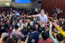 Tranh nhau phòng họp, nghị sĩ Hồng Kông ẩu đả dữ dội