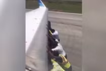 Video: Đẩy máy bay bằng tay do phi công... “nhầm nhọt“