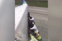 Video: Đẩy máy bay bằng tay do phi công... “nhầm nhọt“