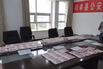 Cha sản xuất tiền giả để đóng viện phí cho con