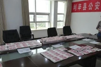 Cha sản xuất tiền giả để đóng viện phí cho con