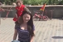 Cô gái trẻ bị khỉ kéo áo sàm sỡ giữa phố