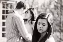 Có nên tiến đến với người yêu cũ của bạn thân?