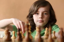 Thần đồng cờ vua 12 tuổi khiến nhà vô địch vĩ đại nước Nga phải lao đao