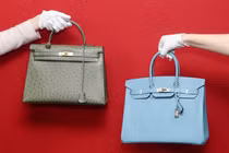 Chuyện kỳ lạ về những chiếc túi càng dùng càng lên giá, sinh lời