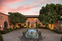 Trong biệt thự 'Bố Già' trị giá 135 triệu USD ở Beverly Hills