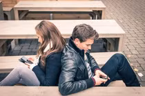 Video: Mạng xã hội ảnh hưởng đến chuyện tình yêu như thế nào?