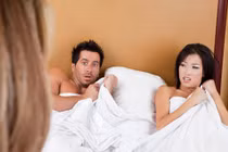 Tai nạn của chồng khi vợ tìm đến tận nhà bồ lúc giữa trưa