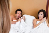 Tai nạn của chồng khi vợ tìm đến tận nhà bồ lúc giữa trưa