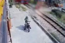 Video: Nam thanh niên vượt đường sắt, bị tàu hỏa đâm tử vong