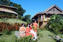 Trốn khỏi nội đô: Ngày nóng bức, nghỉ dưỡng ven Hà Nội "cháy phòng"