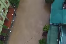 Video: Nước lũ cuồn cuộn từ góc nhìn trên cao 