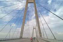 Ngư dân nhiều lần “cướp cơm Hà Bá” dưới cầu Bính