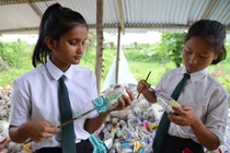 Video: Trường thu học phí bằng rác thải