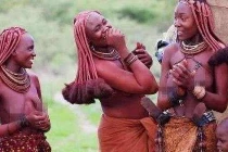 Kỳ lạ bộ lạc nơi phụ nữ từ chối mặc quần áo