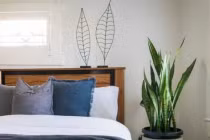 Vợ đoảng đặt 5 thứ này ở đầu giường: Gia đình suốt ngày lục đục