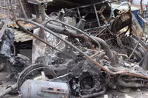 Bắt khẩn cấp nghi can đổ xăng đốt 3 người trong một gia đình