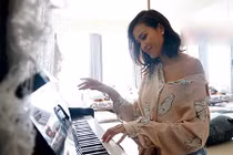 Ghé thăm căn hộ phục vụ sở thích múa cột của MC Phương Mai