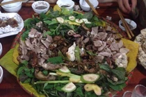 Cô dâu sốc, đòi ly hôn vì cỗ cưới toàn thịt chó của nhà trai