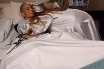 Trường Mỹ tổ chức tốt nghiệp sớm cho nữ sinh có mẹ sắp mất