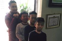 "Té ghế" bộ ảnh xếp hàng nhận lì xì của chàng thanh niên "lớn đầu"