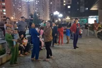 Đi tiểu giữa sảnh thang máy, cô gái bị phạt dọn cả hầm chung cư