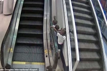 Video: Nghịch thang cuốn, cậu bé 3 tuổi tử vong thương tâm