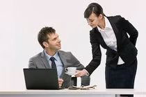 Các cô thư ký đã làm gì trên mặt bàn làm việc của sếp?