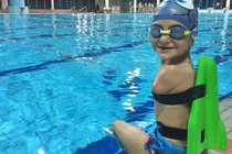 Kiện tướng nhí không tay trên đường đua xanh