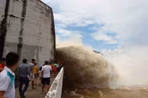 Việc thủy điện Hòa Bình xả lũ sau nhiều năm có gì bất thường?