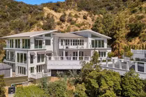 Căn biệt thự 12,8 triệu USD được rapper gốc Việt thuê sống