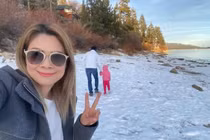 Thanh Thảo bị nhắc nhở vì cho con mặc đồ mỏng manh nghịch tuyết