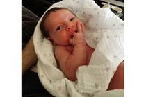 Bé gái 3 tuần tuổi qua đời đột ngột chỉ vì bố mẹ quên rửa tay