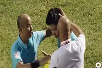 Video: CĐV Nam Định ném "vật thể lạ" vào đầu trọng tài