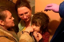 Bé gái 5 tuổi sống "hoang dã" một mình trong căn hộ vô cùng bẩn thỉu