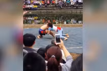 Video: Cô gái quật ngã 2 đô vật nam ở Bắc Ninh gây sốt dân mạng