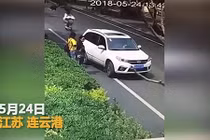 Video: Cô gái Trung Quốc bị ô tô chèn qua sau khi cãi nhau với tài xế