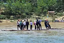 Video: Thót tim cảnh học sinh miền núi dùng bè vượt sông để đến trường