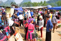 Khách Tây khệ nệ mua thớt, rổ tre, gùi ở chợ phiên Tây Bắc