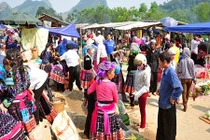 Khách Tây khệ nệ mua thớt, rổ tre, gùi ở chợ phiên Tây Bắc