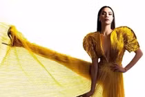 Cùng pose một dáng: Hà Hồ sang chảnh - Thu Minh kém duyên