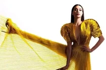 Cùng pose một dáng: Hà Hồ sang chảnh - Thu Minh kém duyên