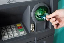 "Chiêu" tiết kiệm trăm nghìn tiền phí giao dịch ATM