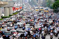 Video: Hà Nội mưa rét, ô tô dàn hàng 6, xe máy “vật vã” luồn lách