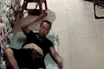 Video: Đang ngủ, người đàn ông bị chuột cống khổng lồ trèo lên bụng