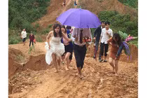 Cô dâu Hà Tĩnh chân trần vượt đường lầy lội về nhà chồng