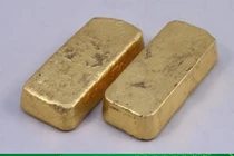 Cách ly xã hội ở nhà ông bà, cháu tìm thấy 2 cân vàng 