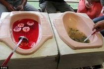 Ăn canh uống nước từ... bồn cầu ở Indonesia 