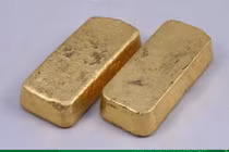 Cách ly xã hội ở nhà ông bà, cháu tìm thấy 2 cân vàng 